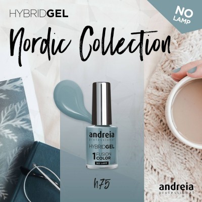 Esmalte gel azul cinzento 'Andreia Professional HYBRIDGEL Nordic Collection' com objetos ao fundo