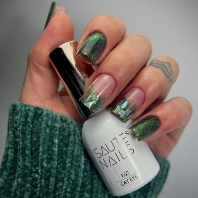 Unhas com verniz verde holográfico e floral segurando frasco de verniz SAUTE NAILS E02 CAT EYE