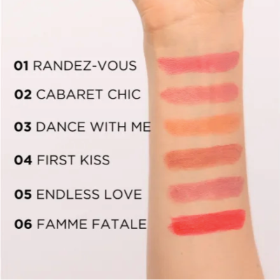 Seis tons de batons aplicados no antebraço com nomes ao lado.