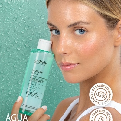 Mulher segurando frasco de água micelar verde claro