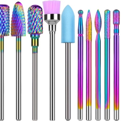 Conjunto colorido de 10 ferramentas para unhas sobre fundo branco