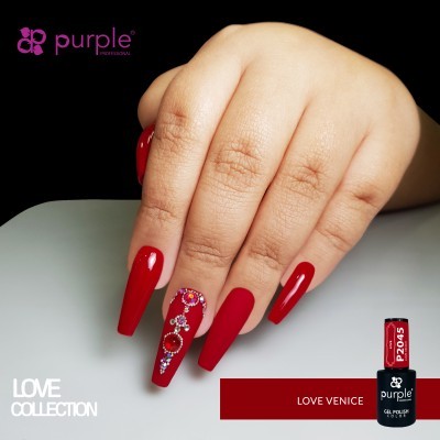 Mão com unhas vermelhas e decoradas com pedras, frasco de verniz gel vermelho Purple Professional