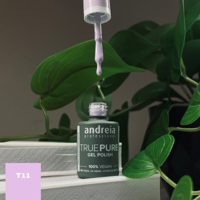 Verniz gel lilás da Andreia Professional com pincel a pingar verniz e folhas verdes ao fundo