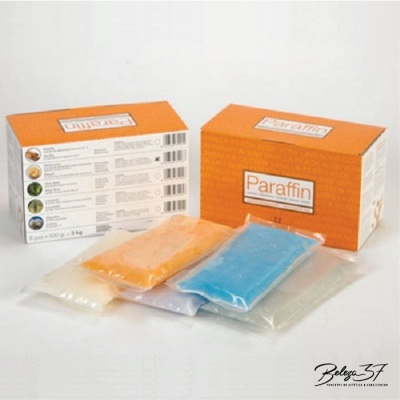 Embalagens e blocos coloridos de parafina com duas caixas laranja