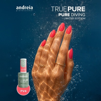Mão feminina com unhas pintadas de verniz rosa vermelho sob água com bolhas e frasco de verniz Andreia Professional True Pure PV4