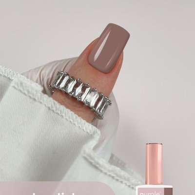 Unha pintada com verniz gel bege castanho e anel prateado com pedras retangulares