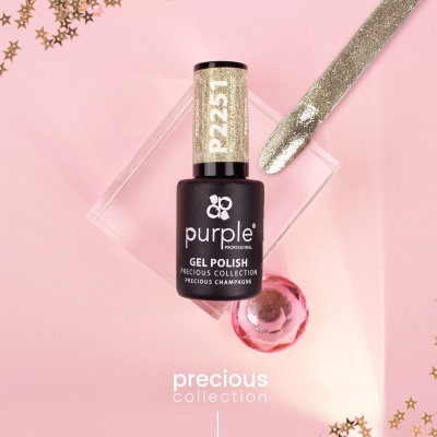 Verniz gel Precious Champagne Purple Professional com tampa dourada glitter em fundo rosa decorado