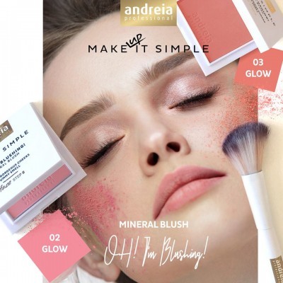 Rosto de mulher maquilhada com blush mineral Andreia Professional, dois tons: 02 Glow e 03 Glow, pincel junto.