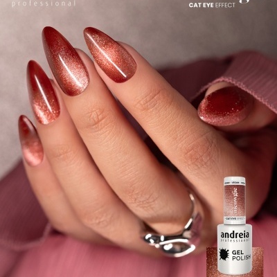 Mãos com unhas pintadas em verniz castanho acobreado cintilante e frasco de verniz gel Andreia MC4