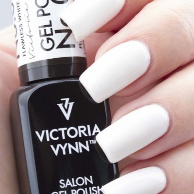 Unhas brancas com verniz gel e frasco Victoria Vynn preto