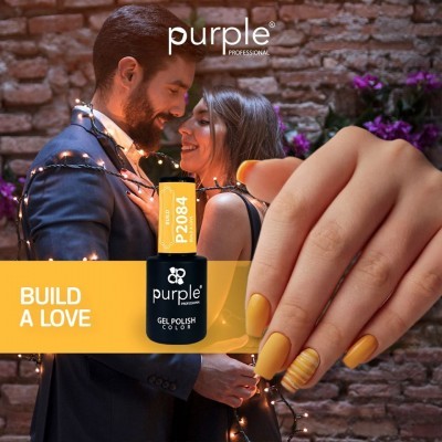 Verniz gel amarelo Purple Professional P2084 com modelo de unhas pintadas e casal abraçado ao fundo