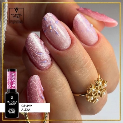 Unhas com verniz gel rosa perolado e padrões florais com anéis dourados