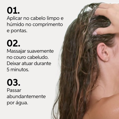 Mulher com cabelo molhado e instruções de uso do produto para cabelo em texto