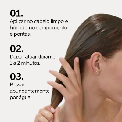 Mulher com cabelo castanho escuro, liso e molhado, tocando no cabelo com a mão direita e texto com instruções de aplicação capilar