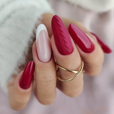 Unhas pintadas em vermelho, rosa e branco com decoração em relevo e anel dourado
