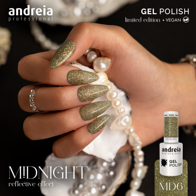 Unhas pintadas com verniz gel glitter dourado e colar de pérolas