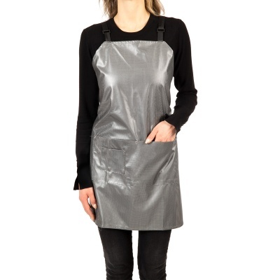 Avental cinzento plastificado com padrão quadriculado e bolsos frontais