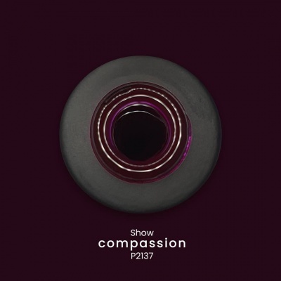 Frasco aberto visto de cima com tampa preta e líquido roxo