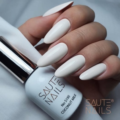 Mãos com unhas pintadas a branco creme segurando verniz SAUTE NAILS COCONUT MILK