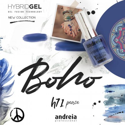 Esmalte azul Andreia Hybrid Gel coleção Boho com elementos artísticos no fundo.