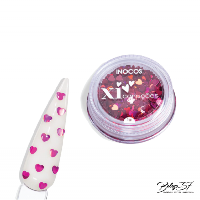 Glitter em forma de corações rosa para decoração de unhas com amostra em unha falsa