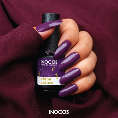 Esmalte gel roxo INOCOS com unhas pintadas da mesma cor e fundo roxo.