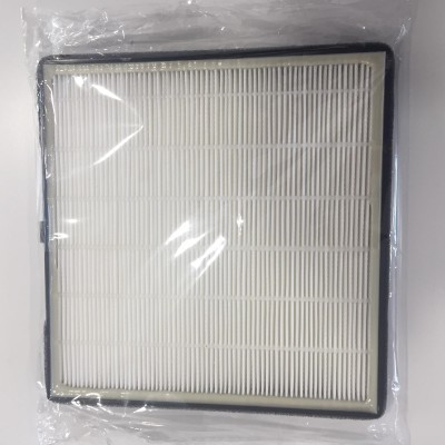 Filtro HEPA quadrado com moldura preta e pregas brancas embalado em plástico