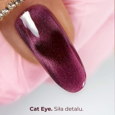 Unha com verniz vinho efeito Cat Eye e texto promocional