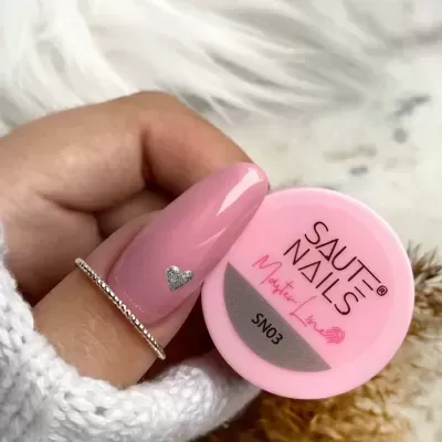 Frasco pequeno de verniz SAUTE NAILS rosa e unhas pintadas combinando