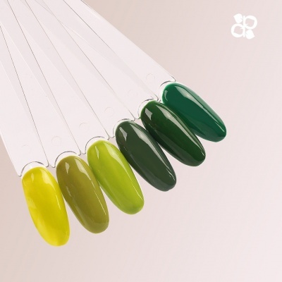 Amostras de verniz verde para unhas em tons variados