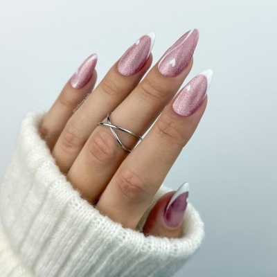 Unhas artificiais rosa com pontas brancas, anel prateado e luva branca