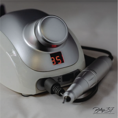 Dispositivo eletrônico branco e cinza com ecrã digital a mostrar 35 e peça manual prateada