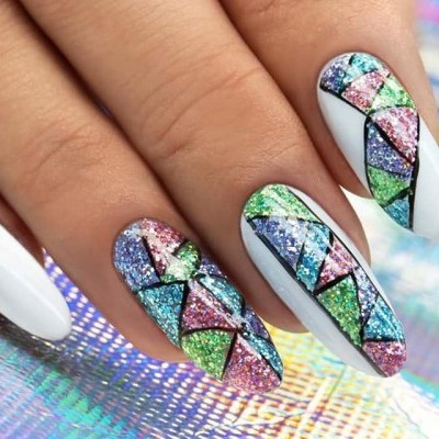 Unhas com esmalte branco e detalhes geométricos em glitter colorido
