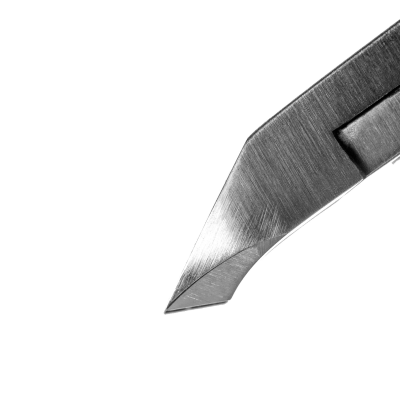 Lâmina metálica de ferramenta de precisão sobre fundo branco com texto SAUTE NAILS®