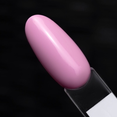 Unha artificial rosa pastel brilhante numa base preta