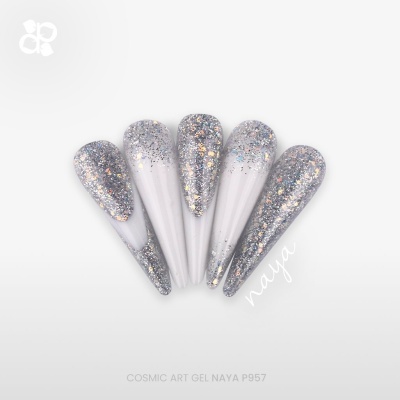 Unhas artificiais prateadas com glitter holográfico em fundo branco.