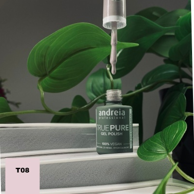 Verniz gel verde exclusivo da marca andreia entre folhas verdes e livros.