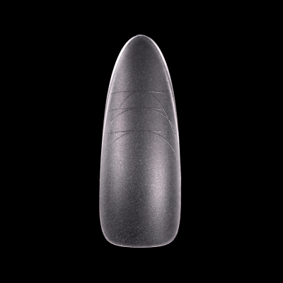 Unha postiça cinza metálico mate com linhas gravadas sobre fundo preto