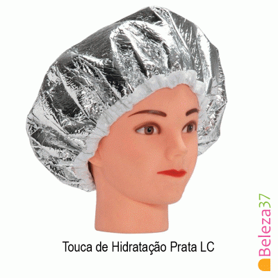 Touca de hidratação prateada em manequim com pele clara e fundo branco