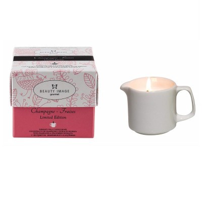 Vela perfumada em recipiente de cerâmica branca ao lado da embalagem quadrada decorada