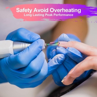 Manicure com ferramenta elétrica a tratar unhas e texto sobre segurança e desempenho.