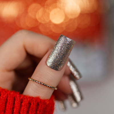 Unha com verniz prateado glitter e anel dourado