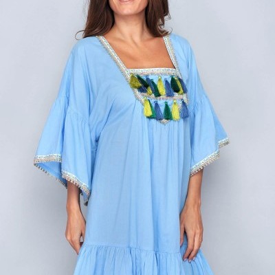 Vestido azul claro feminino com mangas largas e pompons coloridos no decote