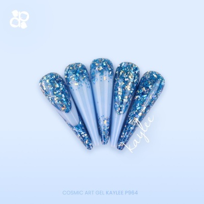 Unhas artificiais azuis com glitter prateado e azul em fundo azul claro