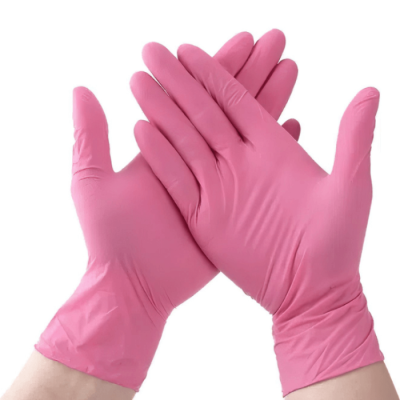 Luvas desecháveis cor-de-rosa em mãos, fundo branco