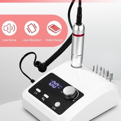 Aparelho elétrico branco para polimento de unhas com visor digital azul e acessórios metálicos.