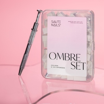 Conjunto para unhas com suporte e esponjas em caixa transparente com ferramenta metálica para unhas em fundo rosa