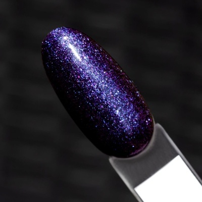 Amostra de verniz ou gel para unhas roxo com brilhos