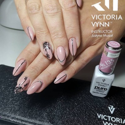 Unhas com verniz gel rosa claro e decoração preta com frasco Victoria Vynn número 135