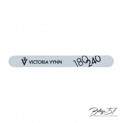 Lima de unhas cinza com texto Victoria Vynn e números 180 240